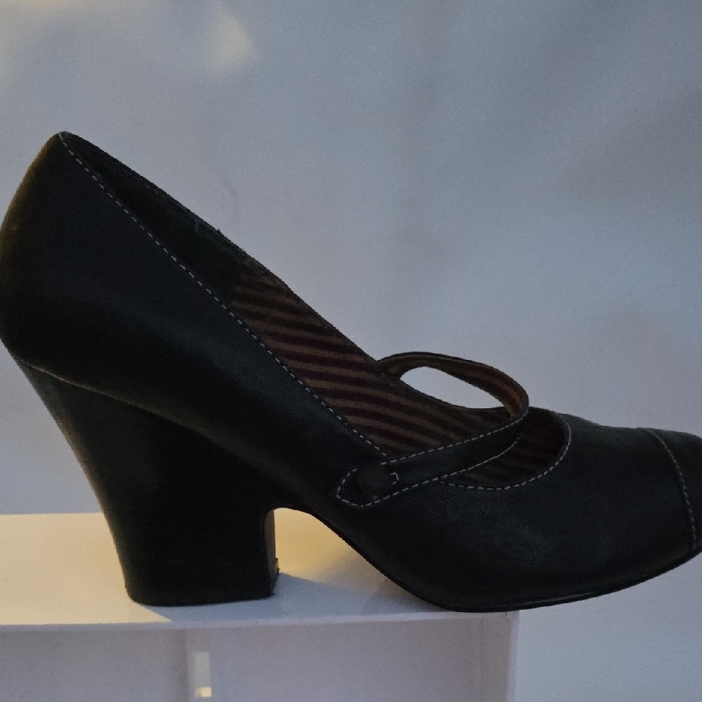 Chic Black Mary Jane Heels - Picture 6 of 7